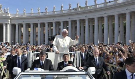 Administrateurs et membres de l'EMI à Rome avec le pape François en 2015 lors des 50 ans de l'EMI
