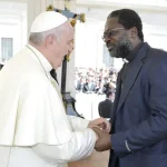 Administrateurs et membres de l'EMI à Rome avec le pape François en 2015 lors des 50 ans de l'EMI