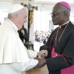 Administrateurs et membres de l'EMI à Rome avec le pape François en 2015 lors des 50 ans de l'EMI