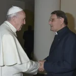 Administrateurs et membres de l'EMI à Rome avec le pape François en 2015 lors des 50 ans de l'EMI